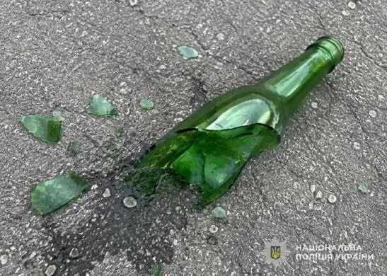 П'яний дідусь на Тернопільщині пожбурив пляшку в підлітка: хлопець травмований