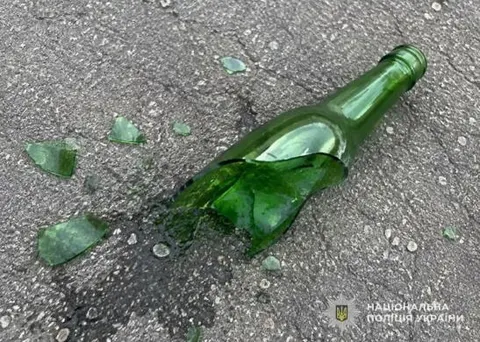 П'яний дідусь на Тернопільщині пожбурив пляшку в підлітка: хлопець травмований