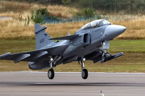 Saab уперше підняла у небо двомісний Gripen F: що це означає для України