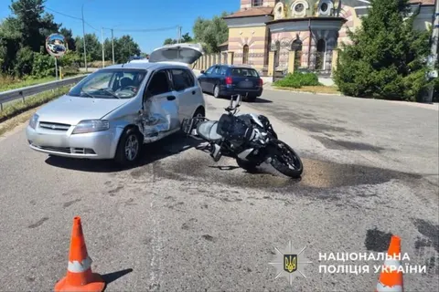 На Обухівщині легковик зіткнувся з мотоциклом: 63-річного водія госпіталізовано
