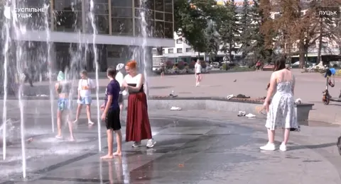 У Луцьку від спеки рятуються у фонтанах та чергах за квасом