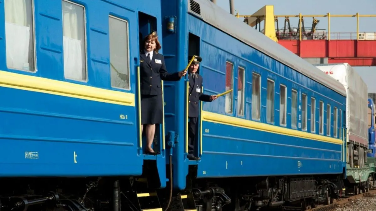 Потяги Укрзалізниці запізнюються до 17 годин через масовану атаку дронів
