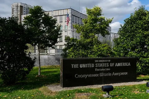 Посольство США радить американцям в Україні бути готовими до виїзду