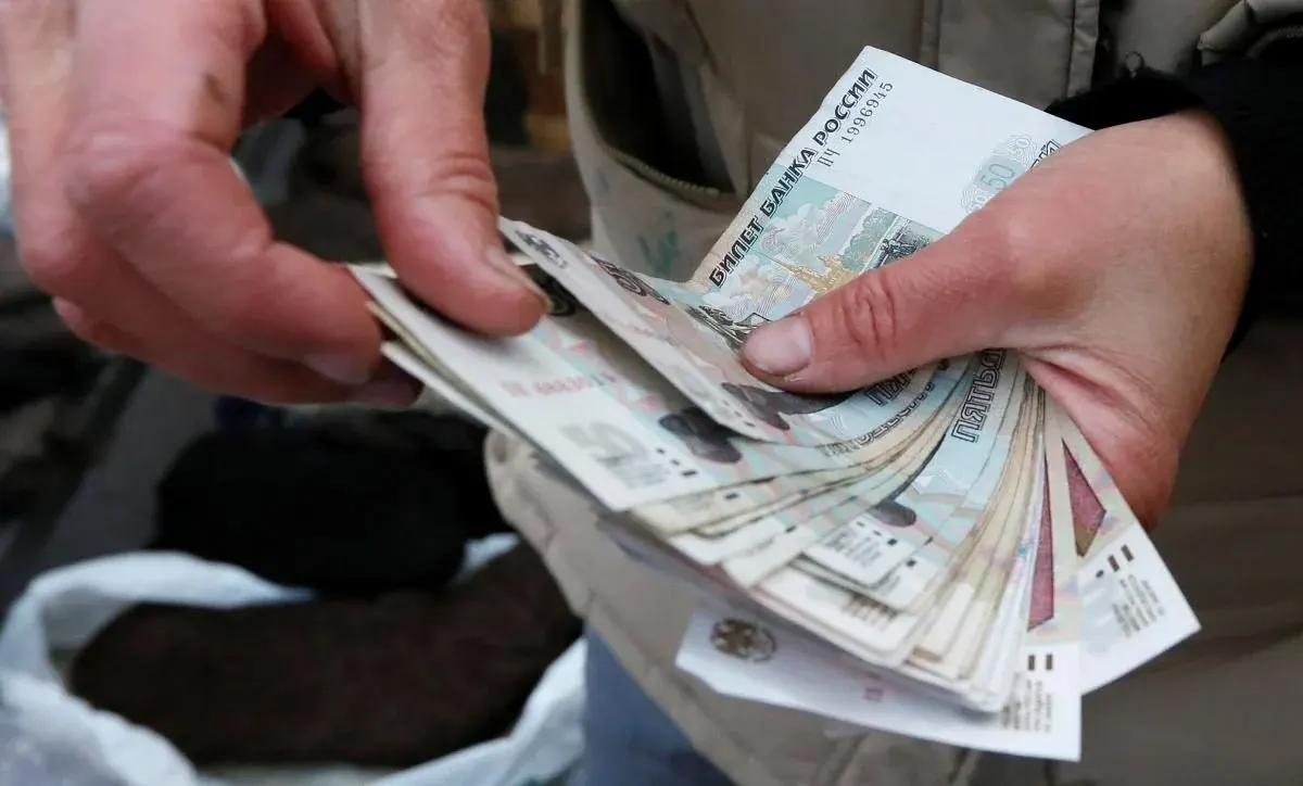 Росіяни вдвічі скоротили заощадження: гроші йдуть на споживання