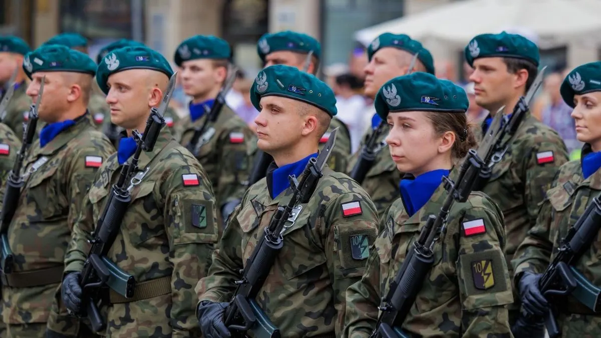 Полякам масово надсилають мобілізаційні картки: що відомо