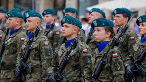 Полякам масово надсилають мобілізаційні картки: що відомо