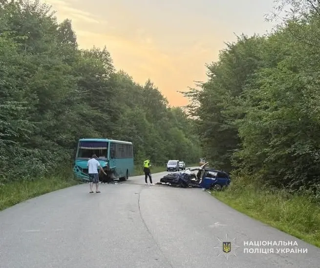 На Львівщині легковик врізався в рейсовий автобус: 11 постраждалих