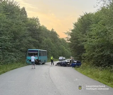 На Львівщині легковик врізався в рейсовий автобус: 11 постраждалих