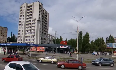 «Крики й бійки щовечора»: миколаївці скаржаться на гучні компанії біля АТБ