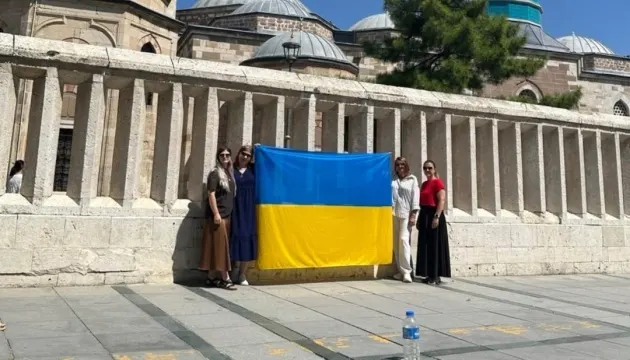 У Туреччині влаштували синьо-жовтий флешмоб до Дня прапора