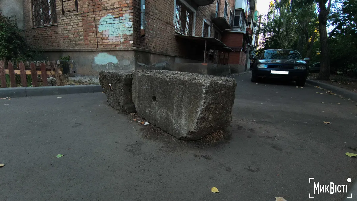 У Миколаєві приберуть самовільні бетонні блоки та паркувальні бар'єри у дворах