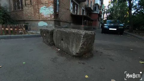 У Миколаєві приберуть самовільні бетонні блоки та паркувальні бар'єри у дворах