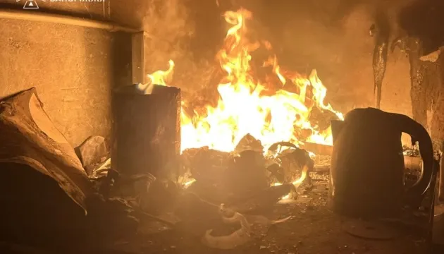 Нічний удар по Запоріжжю: дрони спалили покрівлю СТО на 2000 квадратах