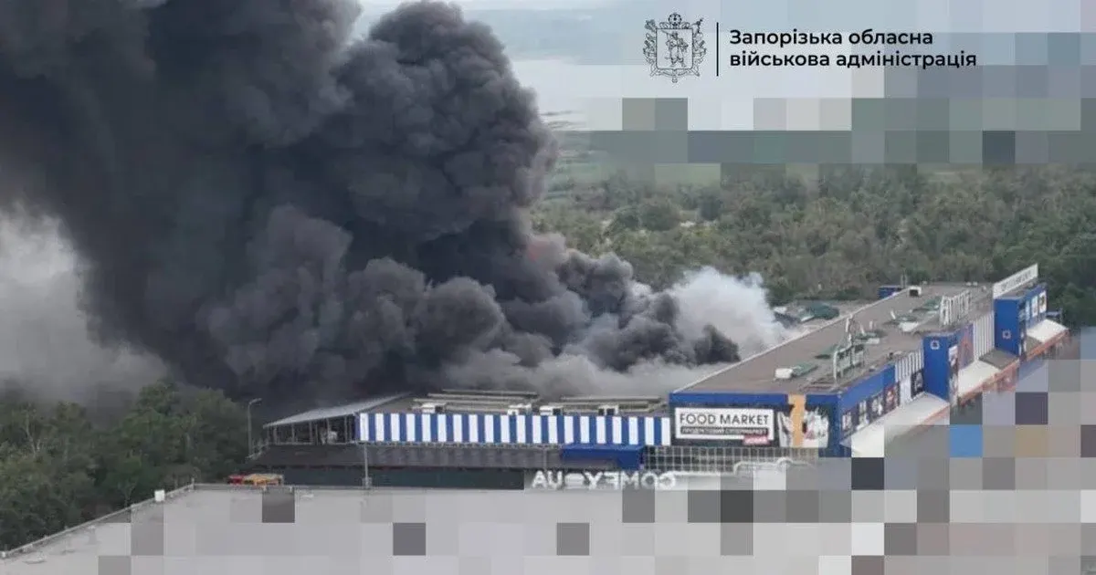 Удар по Запоріжжю: росіяни поцілили у торговельний центр, є постраждала