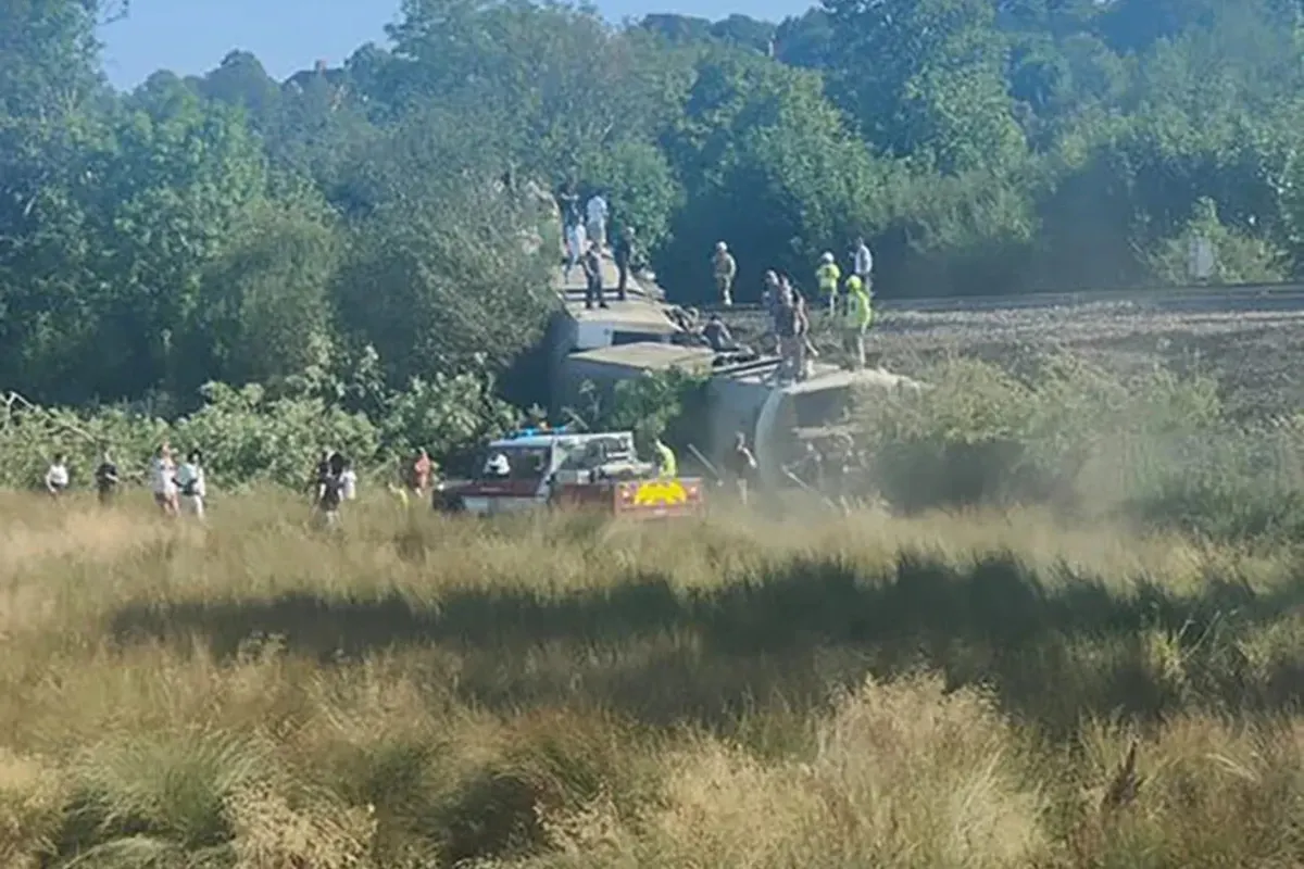 У Британії перекинувся пасажирський потяг: є постраждалі