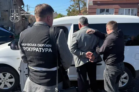 На Мукачівщині судитимуть посадовців за хабарі: 4 тисячі доларів і 20 тисяч грив