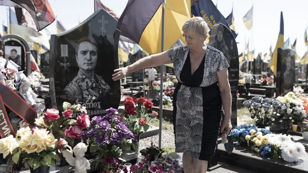 «Ціна грандіозна, безмежна»: рідні загиблих воїнів вшанували їх на Алеї Слави у Харкові
