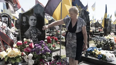 «Ціна грандіозна, безмежна»: рідні загиблих воїнів вшанували їх на Алеї Слави у 
