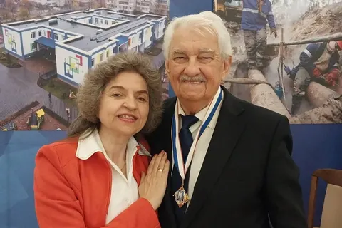Помічниця 91-річного поета Крищенка пригрозила судом після звільнення