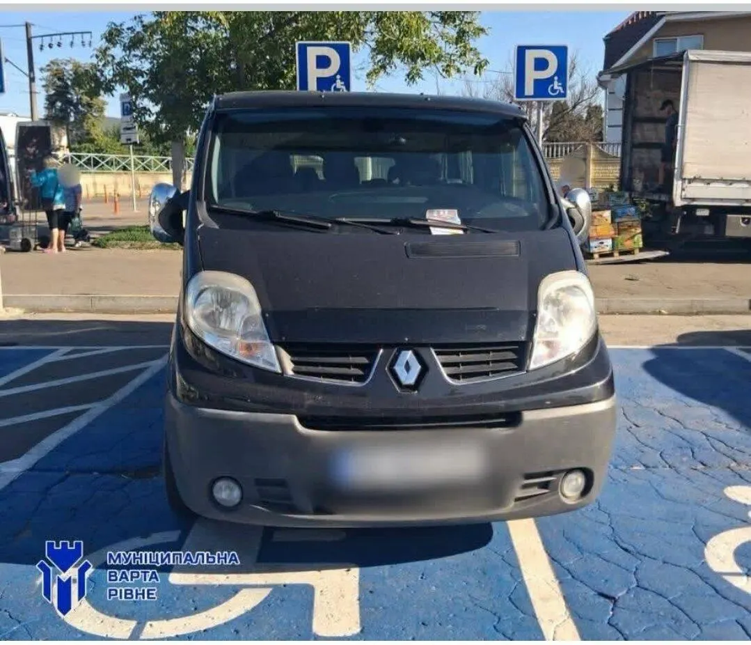 У Рівному нагадали водіям про штрафи за паркування на місцях для людей з інвалідністю