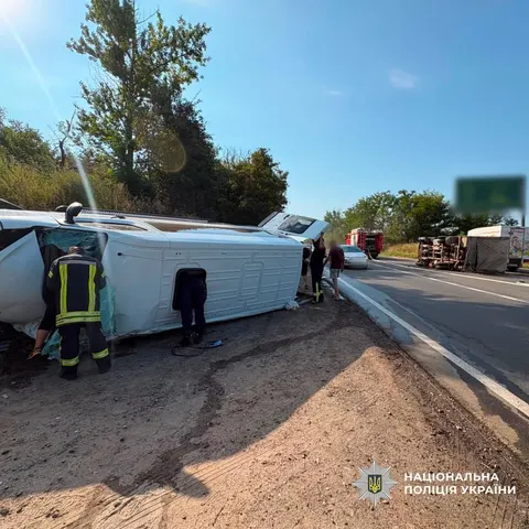 На Харківщині мікроавтобус врізався у вантажівку: п'ятеро поранених