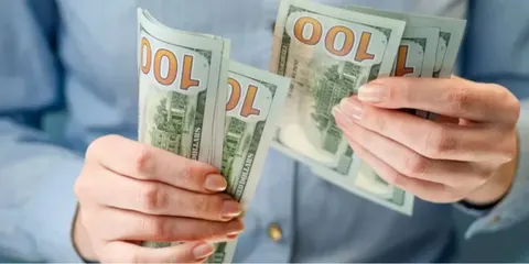Грошові перекази в Україну скорочуються: що стоїть за тривожною тенденцією