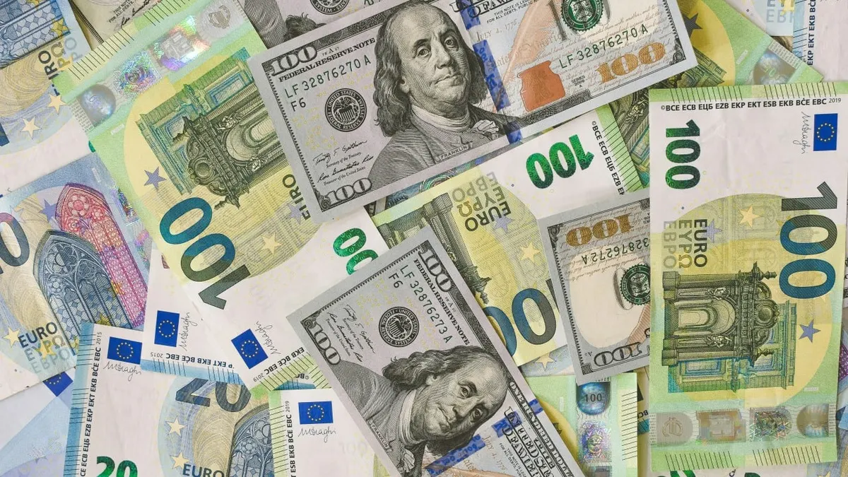 Долар на максимумі за 8 тижнів: що стоїть за зміцненням
