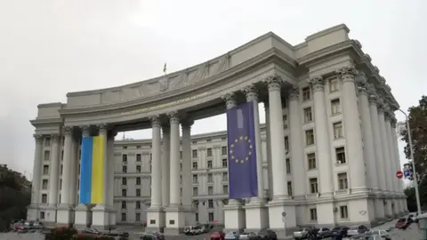 56 українців досі не знайдені після повені в Непалі: що відомо