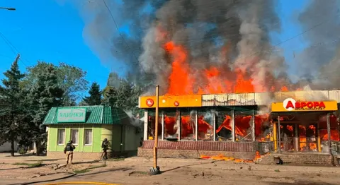 Росіяни атакували Краматорськ і Слов'янськ: 10 поранених, влучання у крамниці