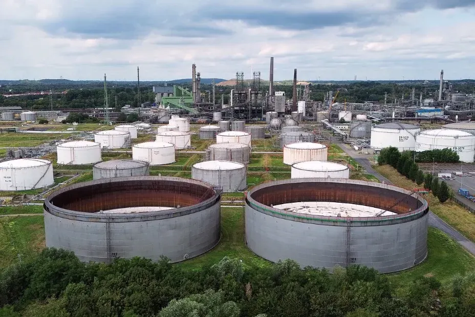 Атака дрона зупинила нафтопровід Саудівської Аравії: ціни на нафту перетнули $100