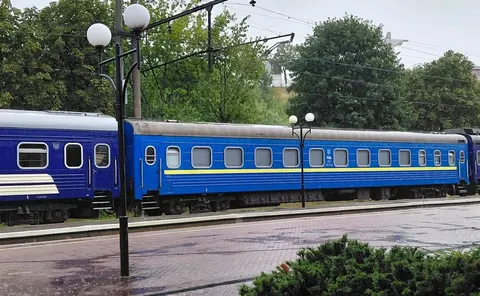 Десятки поїздів Укрзалізниці затримуються через атаки РФ: що відомо