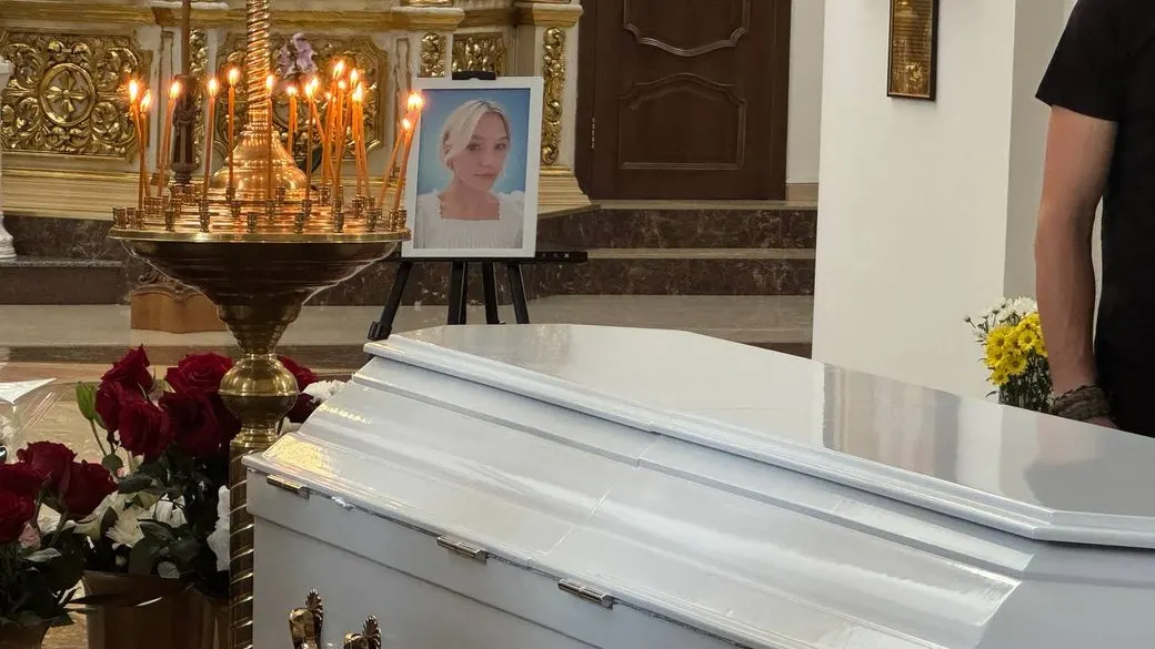 «Любила працювати з дітьми»: у Кривому Розі попрощалися з 18-річною жертвою атаки на ТРЦ