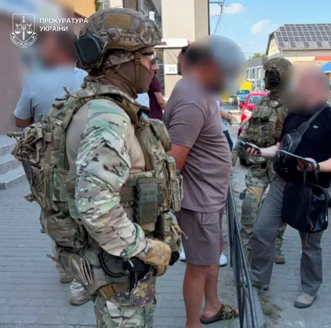 Вимагав $50 тисяч і погрожував гранатою: що відомо про справу